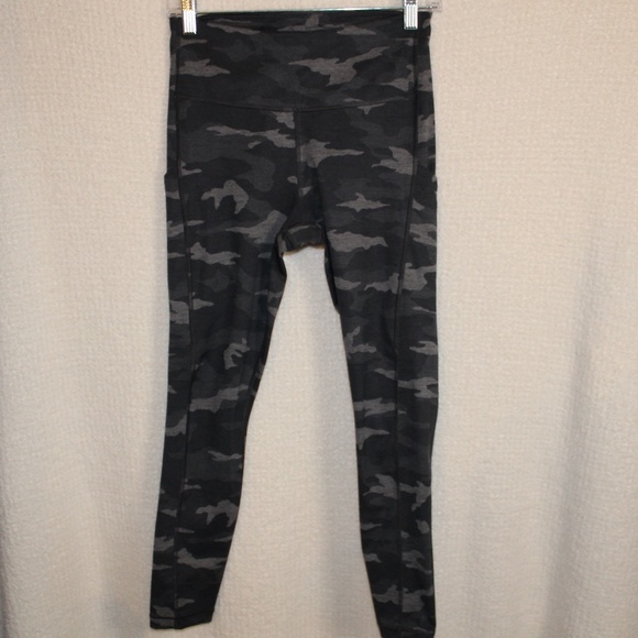 PreLoved Athleta 7/8 Ultimate Camo Leggings in Black/Gray in Sz(S) - Picture 2 of 9